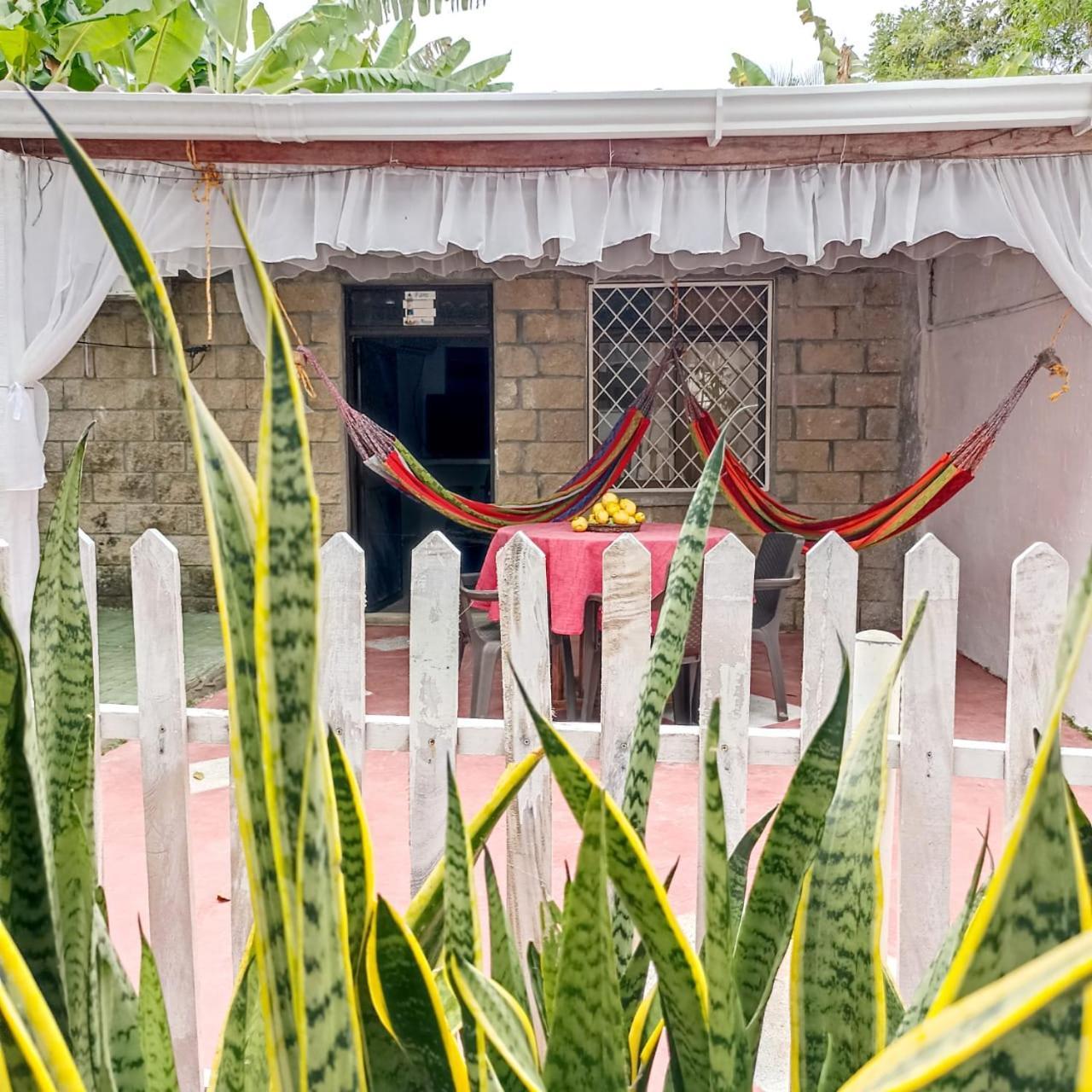 Hostal Corales Толу Екстер'єр фото
